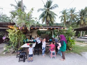 Salut! Wanita Ini Masak Tiap Hari buat Bagi-bagi Gratis saat Buka Puasa