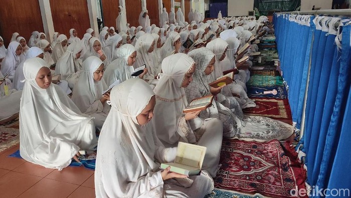 Santri Ponpes Darussalam Ciamis melaksanakan salat berjamaah dan tadarus massal saat Bulan Ramadan.