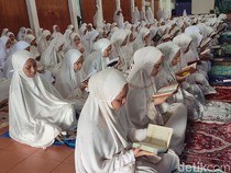 Cerita Santri Ciamis Jalani Tarawih Dini Hari hingga Tadarus Massal