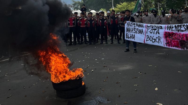 Sejumlah mahasiswa menggelar aksi unjuk rasa di depan Istana Bogor, Kota Bogor. Mereka menyatakan mengecam serangan Amerika Serikat (AS) dan Israel ke Iran. (M Sholihin/detikcom)