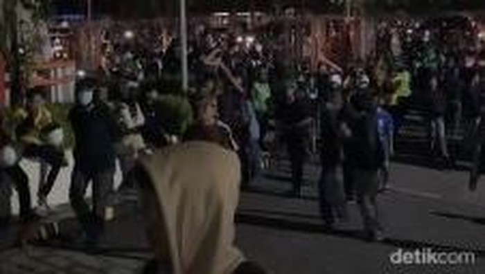 Sejumlah massa dari pengemudi ojol menyerbu masuk ke Kampus UNM usai demo berakhir ricuh di Jalan AP Pettarani.