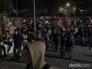 Kronologi Demo Depan UNM Ricuh hingga Massa Ojol Serang ke Dalam Kampus
