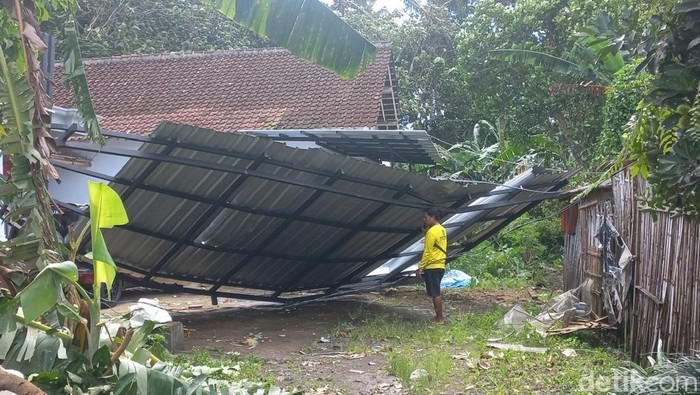 Sejumlah rumah mengalami kerusakan akibat terjangan angin puting beliung yang melanda Kecamatan Tegalsari Banyuwangi.
