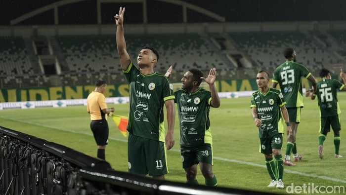 Selebrasi striker PSS Sleman, Gustavo Tocantins usai mencetak gol ke gawang Persipura Jayapura di Stadion Maguwoharjo, Sleman, Sabtu (21/2/2026).