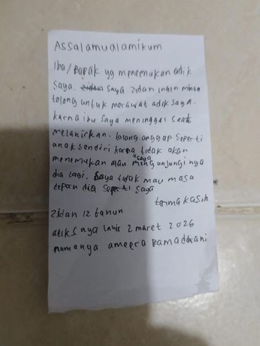 Sesosok bayi perempuan ditemukan di kawasan Pasar Minggu, Jaksel. Bayi tersebut ditemukan masih dalam kondisi hidup di dalam tas belanja di gerobak. (dok Istimewa)