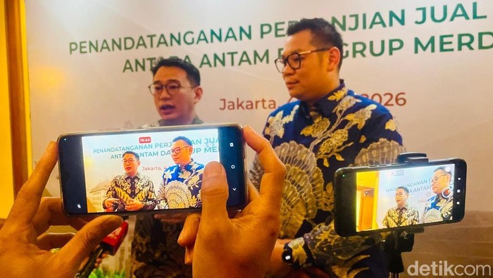 PT Aneka Tambang Tbk atau Antam memperkuat upaya menjaga pasokan emas domestik melalui kerja sama strategis dengan perusahaan tambang dalam negeri yang tergabung dalam Merdeka Group. Langkah tersebut diwujudkan melalui penandatanganan Gold Sales & Purchase Agreement (GSPA), di Jakarta.