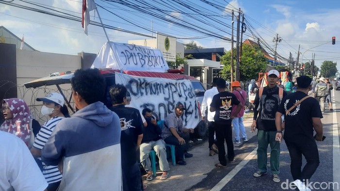 Situasi depan Pengadilan Negeri Pati menjelang sidang putusan, Kamis (5/3/2026).