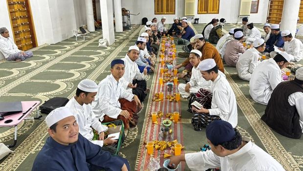 Suasana buka puasa Ramadan 2026 di Husaisah, Hadramaut, Yaman.