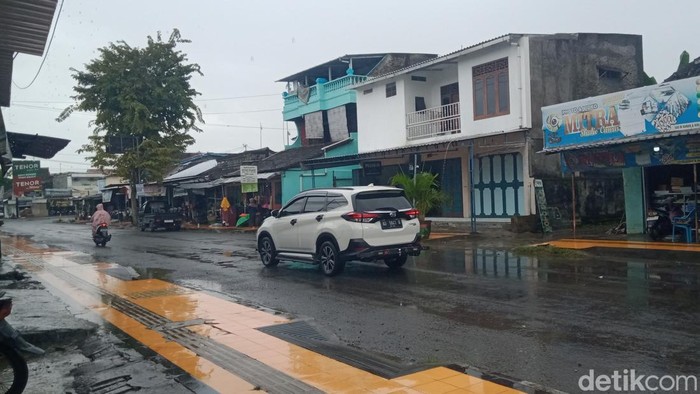 Suasana Jalan Cawas - Gunungkidul yang terendam air mulai bisa dilalui.