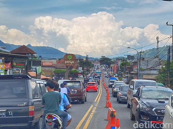 Suasana jalan di Kabupaten Bandung