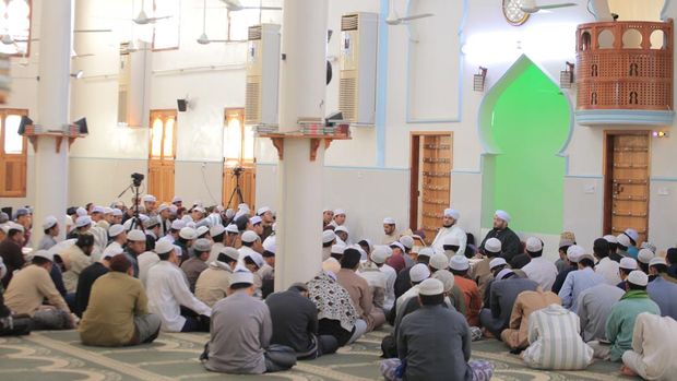 Suasana ngaji Shahih Bukhari sebelum berbuka puasa di Husaisah, Hadramaut, Yaman, Rabu, 4 Maret 2026.
