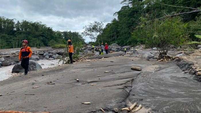 Operasi pencarian dua korban banjir lahar hujan hari keempat di aliran Sungai Senowo yang berhulu Gunung Merapi, belum membuahkan hasil. 