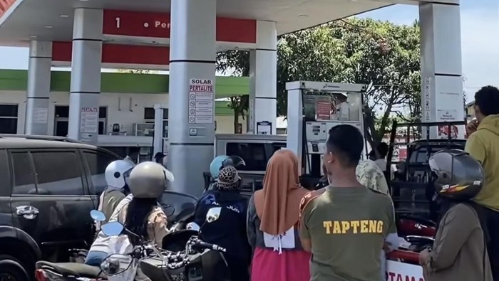 Suasana SPBU di Tapteng. Warga berbondong-bondong menyetok BBM menggunakan jeriken (dok. humas Polres Tapteng)