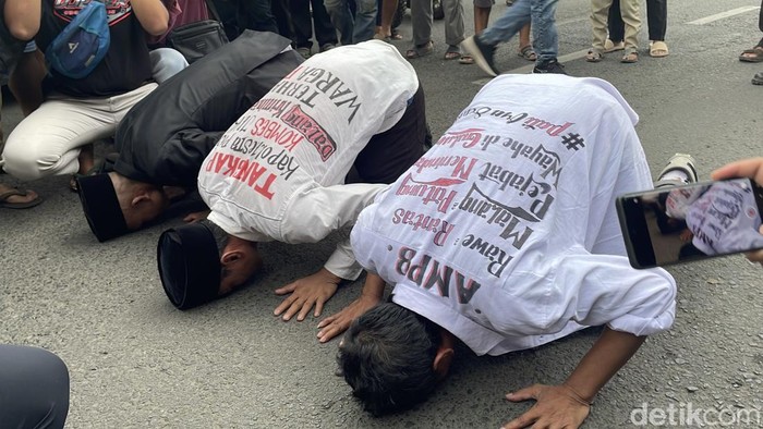 Supriyono alias Botok dan Teguh selepas keluar rumah tahanan melakukan sujud syukur di Alun-alun Pati, Kamis (5/3/2026).
