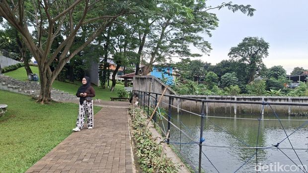Taman Apung di Jl. Lapangan Tembak, Kelurahan Kelapa Dua Wetan, Kecamatan Ciracas, Jakarta Timur.