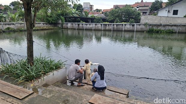 Taman Apung di Jl. Lapangan Tembak, Kelurahan Kelapa Dua Wetan, Kecamatan Ciracas, Jakarta Timur.