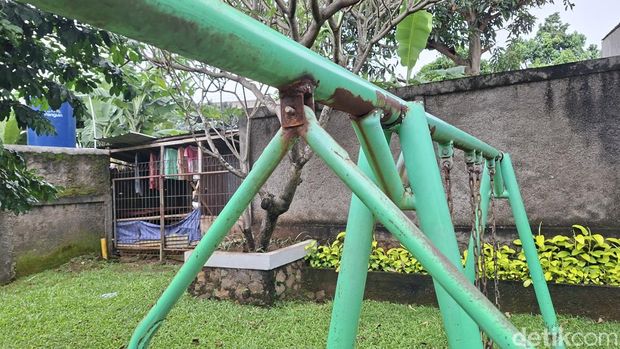 Taman Apung di Jl. Lapangan Tembak, Kelurahan Kelapa Dua Wetan, Kecamatan Ciracas, Jakarta Timur.