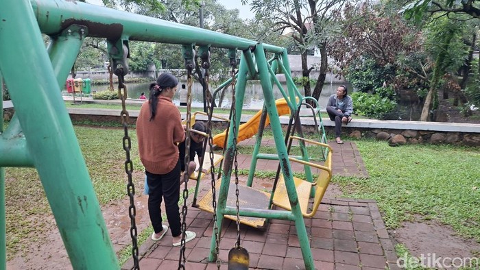 Taman Apung di Jl. Lapangan Tembak, Kelurahan Kelapa Dua Wetan, Kecamatan Ciracas, Jakarta Timur.