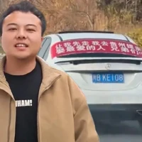 Viral Banner Romantis di Mobil, Isinya Minta Jalan Demi Lamar Kekasih