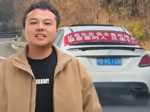 Viral Banner Romantis di Mobil, Isinya Minta Jalan Demi Lamar Kekasih