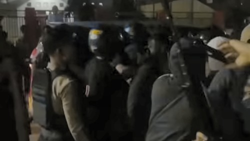 Tangkapan layar video polisi saat membubarkan warga yang menghadang penangkapan pengedar narkoba di Dompu NTB, Rabu (4/3/2026) malam. (Istimewa)