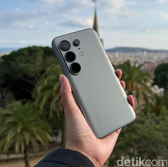 Menggenggam Tecno Camon 50 Pro 5G yang Kameranya Makin Gahar