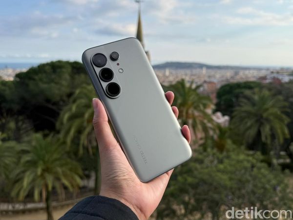Menggenggam Tecno Camon 50 Pro 5G yang Kameranya Makin Gahar