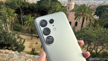 Tecno Camon 50 Pro 5G dilengkapi tiga kamera belakang yaitu kamera utama 50 MP yang menggunakan sensor Sony LYT-700C, kamera telephoto 50 MP dengan optical zoom 3x, dan kamera ultrawide 8 MP. Foto: Virgina Maulita Putri/detikINET