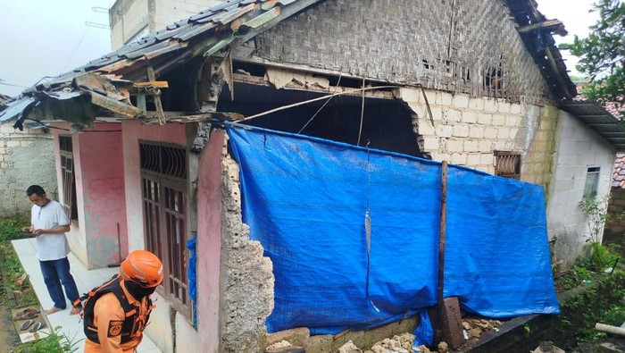 Bogor Guncang, Tembok Rumah Warga Ambruk Akibat Longsoran Penahan Tanah