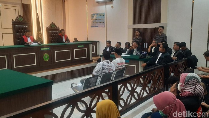 Terdakwa dijatuhi pidana pengawasan diperintahkan untuk dikeluarkan dari tahanan setelah putusan ini diucapkan, kata Hakim Ketua Muhammad Fauzan