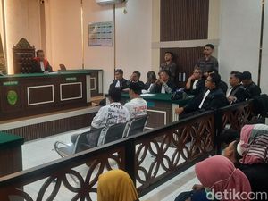 Terdakwa Demo Pati Botok dan Teguh Divonis 6 Bulan Pengawasan