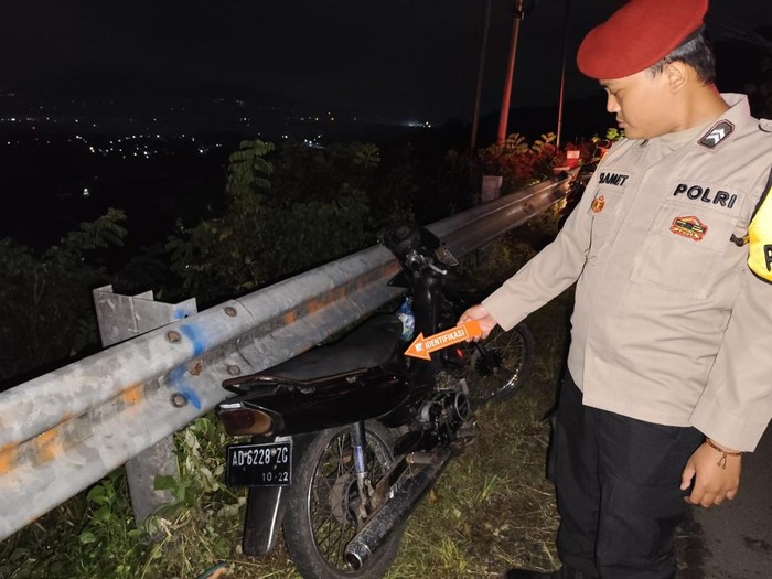 Polisi saat melakukan olah TKP pemuda tewas tersetrum di Kelurahan Wuryorejo, Kecamatan/kabupaten Wonogiri, Rabu (4/3/2026).