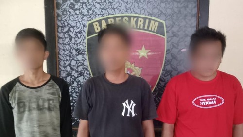 Tiga warga Mataram, NTB, ditangkap polisi karena terciduk main judi domino, Kamis (5/3/2026). (Foto: Dok Polsek Mataram)