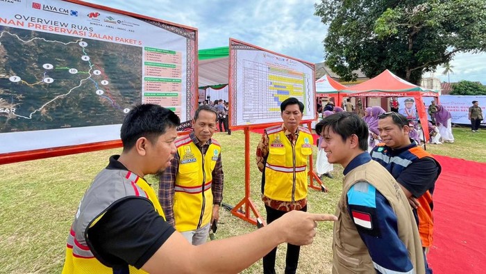 Tim Pemprov Sulsel mengawal rombongan Komisi D DPRD Sulsel melakukan peninjauan proyek Jalan Hertasning Makassar.