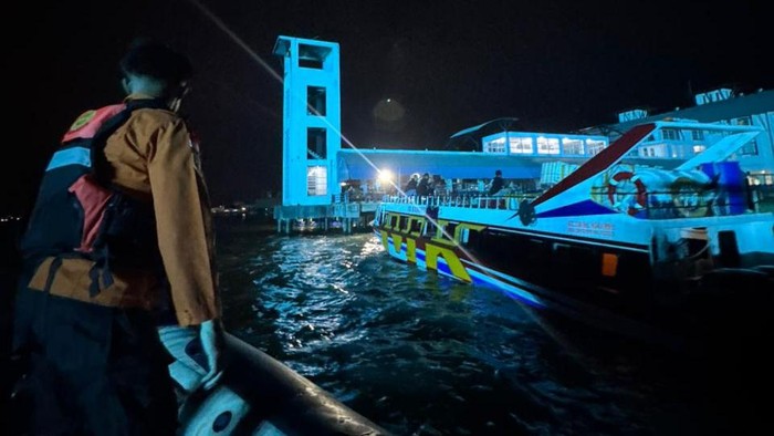 Tim SAR gabungan melakukan pencarian penumpang terjatuh di perairan Karimun, Kepri. (dok Tim SAR)