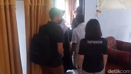 Tim Unit Tipidkor Polda NTB menggeledah ruangan Kabid PTK Dikbudpora Kabupaten Bima, Kamis, (5/3/2026).