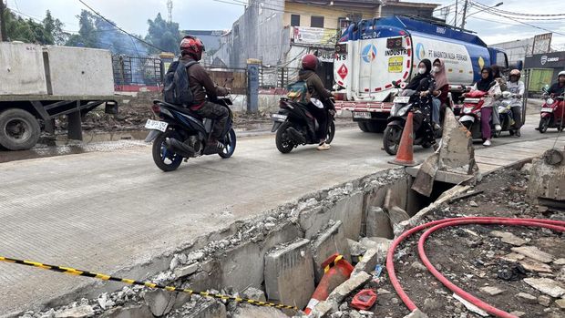 Truk tronton bermuatan galon air mineral terguling timpa warung di Bekasi. (Rachma Indira/detikcom)