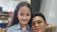 Sheva 9 tahun hari ini. Anak paling ngocol , pecinta film horror , paling ekspresif , paling fleksible , paling seneng duit, easy going , humble , suka ngelukis , suka art & craft , kreatif , paling suka debat , paling hemat , sopan , jahil dan selalu bikin rumah rame. Semoga papa mama dikasih umur panjang buat siapin masa depan kamu yg cerah , amin. Panjang umur , sehat , jadi anak yg happy , soleha , dan always be my best friend in every moment. Love you Sheva , so much, tulis Andhika Pratama. Foto: dok instagram Ussy dan Andhika Pratama