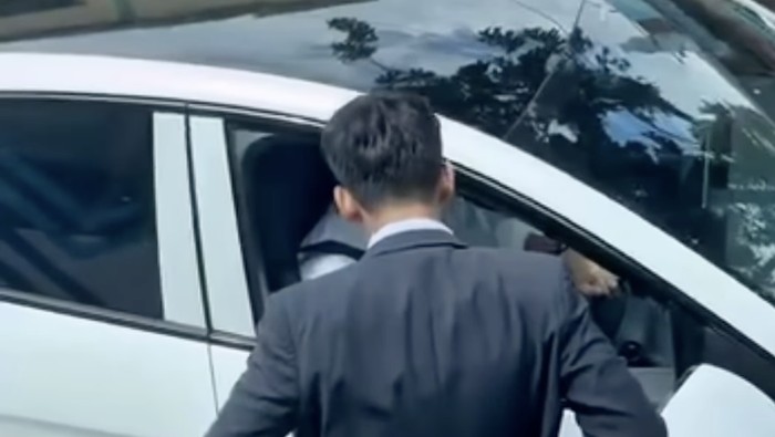 Viral sopir TransJakarta cekcok dengan pengemudi mobil di Jakbar. (Dok. video viral)