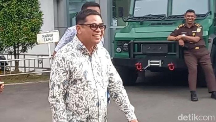 Wakil Bupati (Wabup) Kabupaten Sitaro, Heronimus Makainas usai diperiksa di kantor Kejati Sulut.