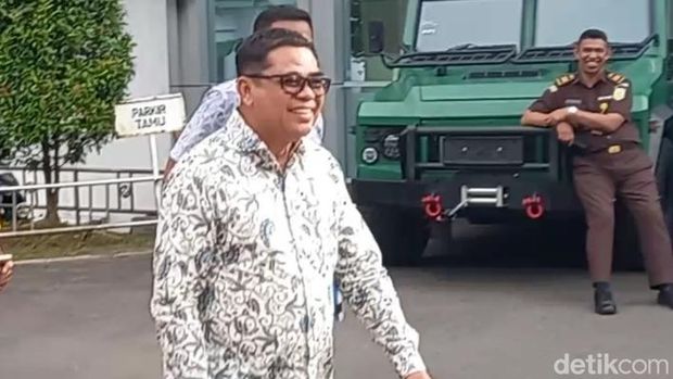 Wakil Bupati (Wabup) Kabupaten Sitaro, Heronimus Makainas usai diperiksa di kantor Kejati Sulut.