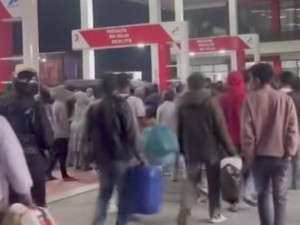 Warga Aceh Ramai-ramai Antre di SPBU, Beli BBM Pakai Jeriken