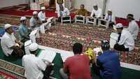 Sejumlah warga binaan pemasyarakatan membaca Al-Qur’an bersama di Rumah Tahanan Negara (Rutan) Kelas II A Palangka Raya, Kalimantan Tengah, kemarin. ANTARA FOTO/Auliya Rahman
