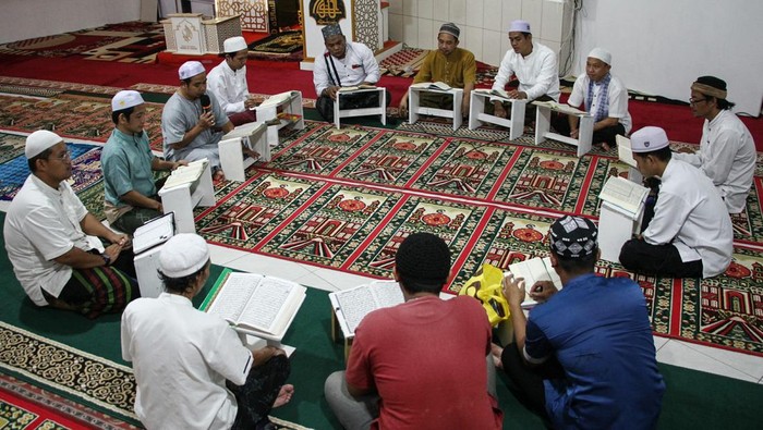 Sejumlah warga binaan pemasyarakatan membaca Al Quran bersama di Rumah Tahanan Negara (Rutan) Kelas II A Palangka Raya, Kalimantan Tengah, Rabu (4/3/2026). Rutan Kelas II A Palangka Raya menggelar kegiatan keagamaan dengan membaca Al Quran atau tadarus selama bulan Ramadhan untuk meningkatkan keimanan dan ketakwaan para warga binaan. ANTARA FOTO/Auliya Rahman/nym.