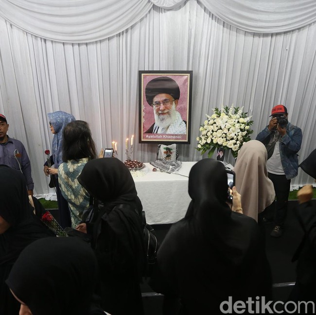 Warga Padati Kediaman Dubes Iran, Doa untuk Khamenei