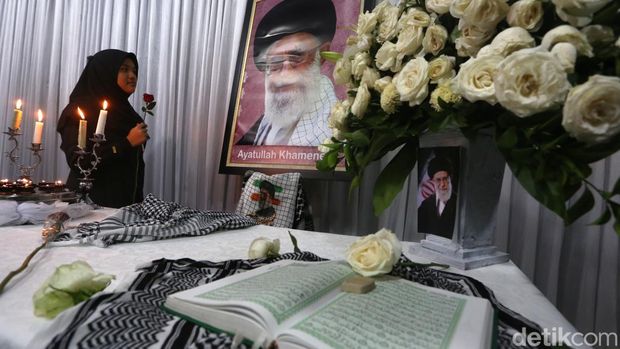 Para pelayat melakukan doa bersama atas meninggalnya Ayatollah Ali Khamenei di kediaman Duta Besar Iran untuk Indonesia, Jakarta, Kamis (5/3/2026). Selain warga, hadir pula Mohammad Boroujerdi dan tokoh antikorupsi Abraham Samad. Doa bersama seperti melafalkan surat Alfatihah dan membaca ayat kursi.