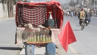Banyak warga di Provinsi Balochistan juga menggantungkan penghasilan dari aktivitas penjualan bahan bakar lintas batas tersebut. REUTERS/Naseer Ahmed  