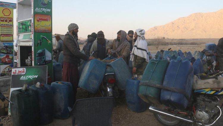 Warga Pakistan Andalkan Bensin Murah dari Iran