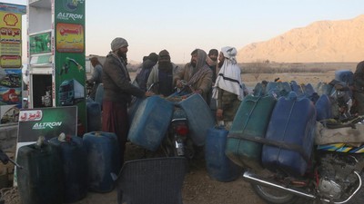 Warga Pakistan Andalkan Bensin Murah dari Iran
