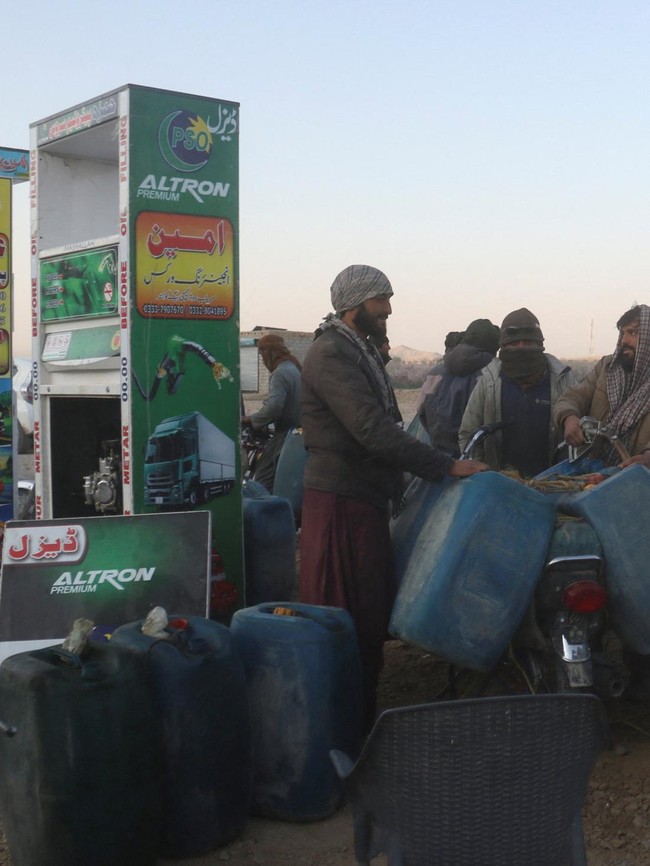 Warga Pakistan Andalkan Bensin Murah dari Iran